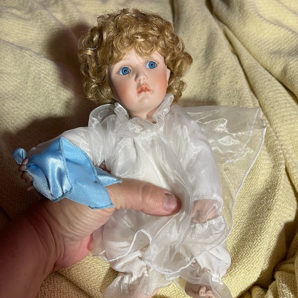 Cindy McClure signed porcelain doll - Picture 2 of 6